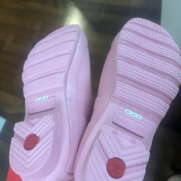 Tall pink hunter rain boots perfect for those rainy April showers! - Picture 3 of 3